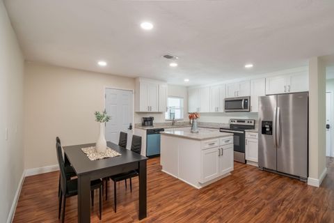 Newly Renovated & Full of Comfort – Your Ocala Retreat Awaits (id. 14901)