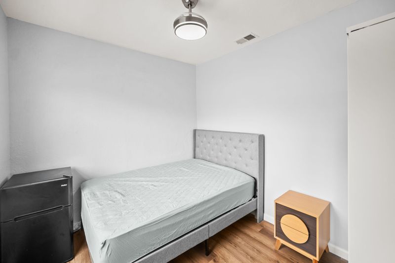 SPACIOUS ROOM WITH NATURAL LIGHT NOW AVAILABLE  Fully Renovated May 2026 • Lem Turner & Edgewood • Spacious Rooms with Mini Fridges • Plenty of Parking (id. 34485)