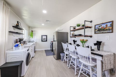 Home near community college, walk to public transit, & beautiful Historic Glendale has to offer! (id. 6408)