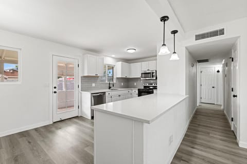 roommates in Undisclosed, Mesa, AZ 85201 NEW Listing! ONLY 4 Bedrooms home! Modern & newly-renovated Mesa House with Workspace, queen beds, spacious reach-in closet. Super kind -host! (id. 9264) - cirtru.com
