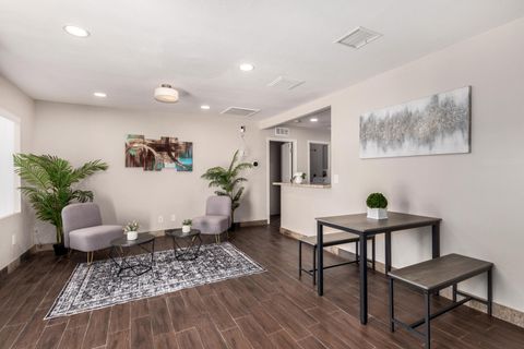 Beautiful Tempe House w/Amazing Common Area, Fully Stocked Kitchen & Walking Distance to StreetCar! (id. 10990)