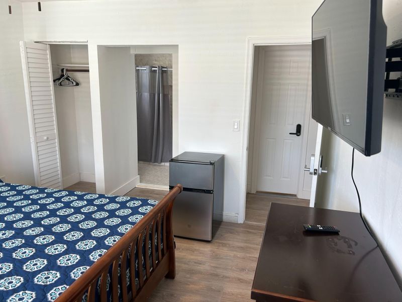 NW 21st Ct and NW 30th St |  Smart TV, Mini Fridge, Work Desk |  Routine Cleaning |  Live in Allapattah - heart of Miami! (id. 18036)