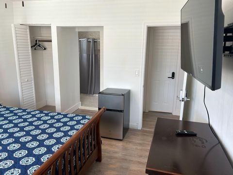 roommates in Undisclosed, Miami, FL 33142 NW 21st Ct and NW 30th St |  Smart TV, Mini Fridge, Work Desk |  Routine Cleaning |  Live in Allapattah - heart of Miami! (id. 18036) - cirtru.com