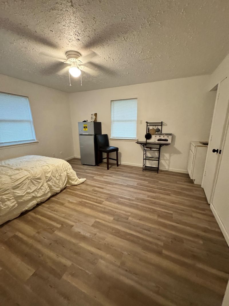 roommates in Undisclosed, Humble, TX 77338 En-suite studio incl. private kitchenette/fridge, bathroom, desk, sofa, 1-2 ppl, WiFi, IAH 15min (id. 15919) - cirtru.com