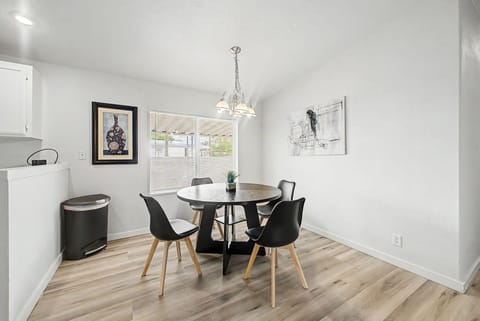 roommates in Undisclosed, Apache Junction, AZ 85120 *SUPERHOST!*Beautiful Apache Junction House|Large FRIDGE in every room | everything fully furnished! (id. 40611) - cirtru.com