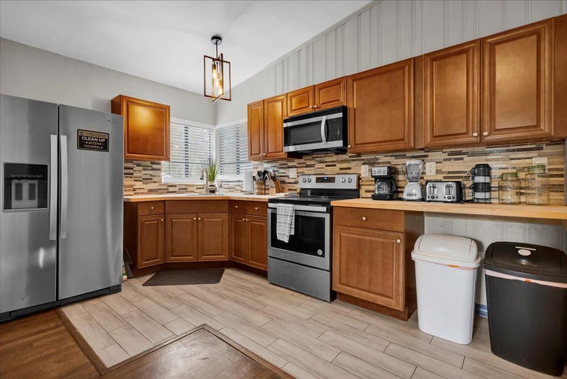 VERY RARE FIND!!LOCATED  IN WINTER PARK 32789!SHARED WITH JUST ONE ROOMMATE ONLY!Nearby Bus Stops  Shopping  , Hospitals , High Quality & homey " Control  Your Own Air Condition !!!" (id. 5591)