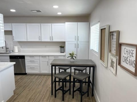 roommates in Undisclosed, Mesa, AZ 85201 Near Transit & Shopping  Wi‑Fi & Laundry Included  Your Peaceful Room Awaits — Safe & Cozy! (id. 5105) - cirtru.com
