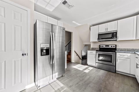 Beautiful & spacious Richmond House with Dining area (id. 1750)