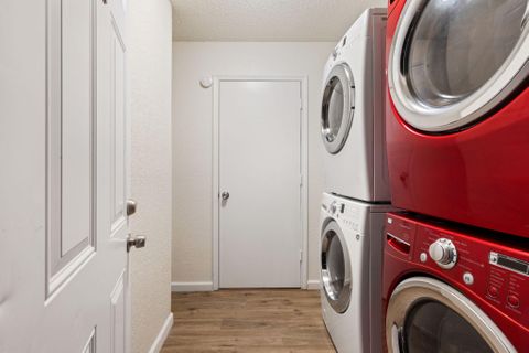 Comfortable Dallas Property  Large home with two fridges and two Washer & Dryer sets.  Fast Wifi (id. 16678)