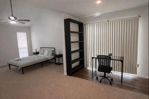Spacious & Quiet North Houston Fully Furnished Rooms • Easy commute to Ship Channel, Baytown Plants & I-10 • Relaxing Back Patio with tv• Bonus Community Space • All Utilities Included (id. 27232)