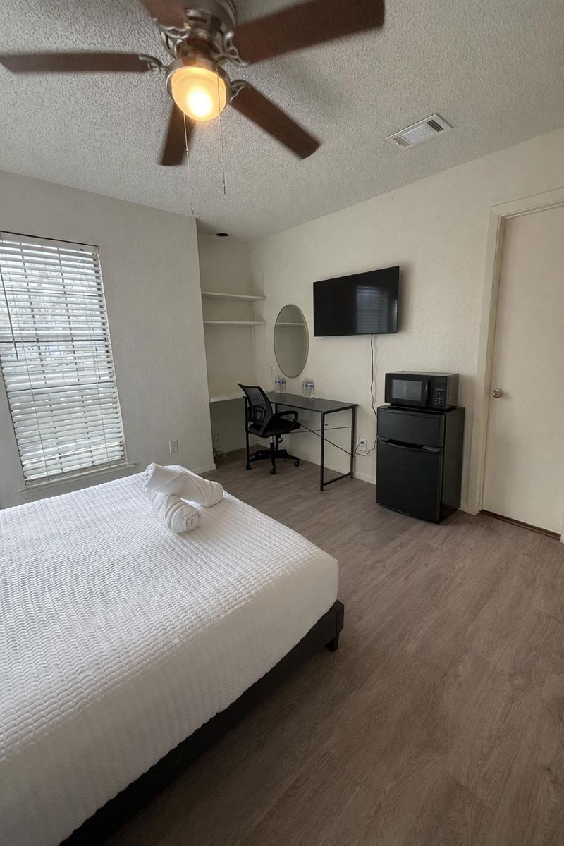 roommates in Undisclosed, Austin, TX 78751 North Austin -  Hyde Park MicroTel Vibes, in the Heart of University of Texas and Downtown Austin (id. 29681) - cirtru.com