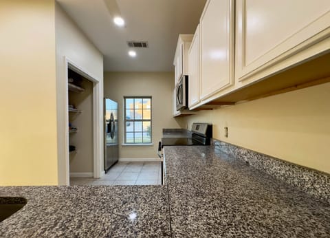 TOP HOST  Fresh & Spacious FW Rooms  All Utilities Included (id. 18107)