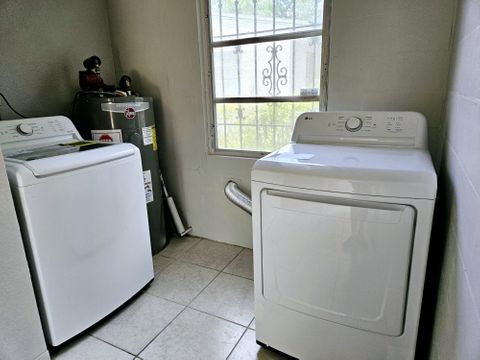 Comfortable Orlando House with dining area, free washer & dryer,  close to public transportation. (id. 7404)