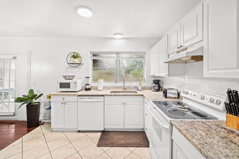 Near 103rd St & Wesconnett - Renovated Jacksonville home w/ dining area & back porch. Near shopping (id. 22521)