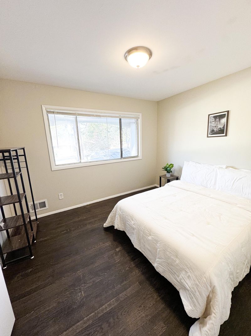 Chic Room for Rent 

Live in style in this sleek, modern room nestled in the heart of Riverdale. (id. 11683)