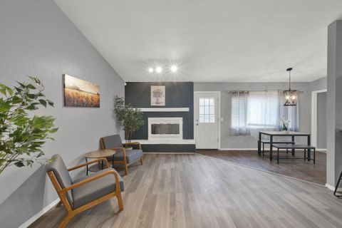 Spacious & newly-renovated San Antonio Home. Only two minutes from Shopping and ten minutes to airport. (id. 10761)