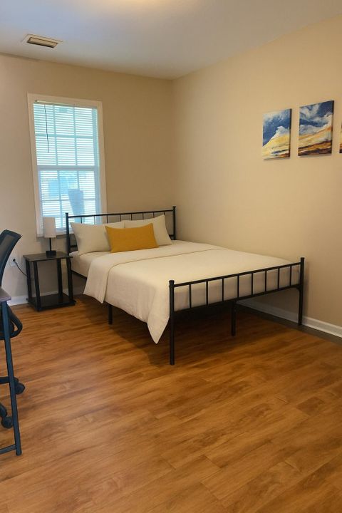 Stylish Renovated Tampa Co-Living!  Furnished Rooms  | All Utilities + Fast Wi-Fi  | Quiet, Safe Neighborhood  | Near Transit  |  Top Rated Host |  Move-In Ready – Be the 1st to Book! (id. 15722)