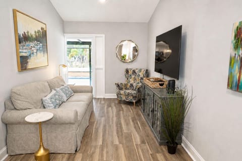 **Executive-Style Co-Living | Seen on HGTV  | Private Pool ** Located in Bloomingdale-Valrico** (id. 39477)
