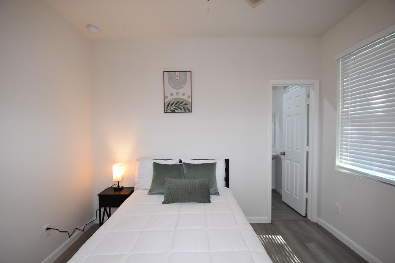 South Houston Home - Private Bathroom in Every Room & Easy Commute (id. 5516)