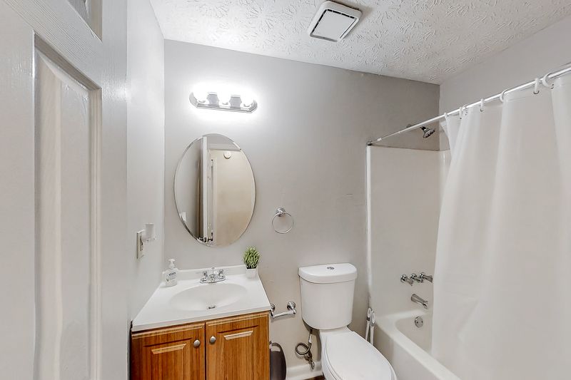 Comfortable Home in Morning Creek |  Monthly Cleaning |  Secure Coded Rooms |  0.4 mi from YoSnacks |  1.1 mi from Bus Stops (id. 1504)