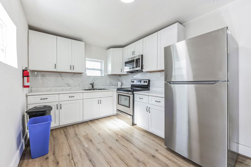 roommates in Undisclosed, Fort Lauderdale, FL 33311 Close to Public Transport Close to grocery stores Smart TVs Renovated (id. 8089) - cirtru.com