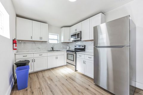 Close to Public Transport Close to grocery stores Smart TVs Renovated (id. 8089)