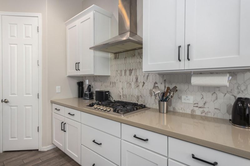 roommates in Undisclosed, Queen Creek, AZ 85142 Beautiful new home in Queen Creek with gorgeous kitchen, massive owner's suite & crystal clear pool! (id. 7729) - cirtru.com