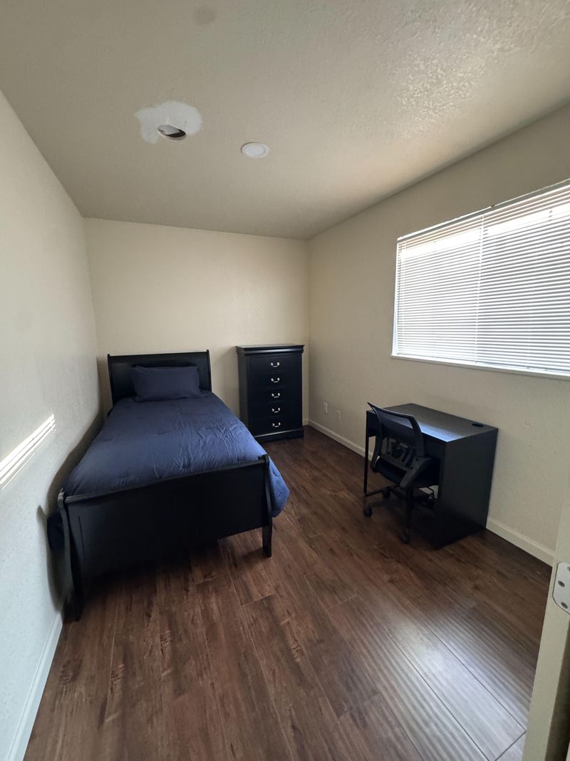 Hillsdale Home, a 5 minute walk to transit stop Hillsdale + Palm (id. 32464)