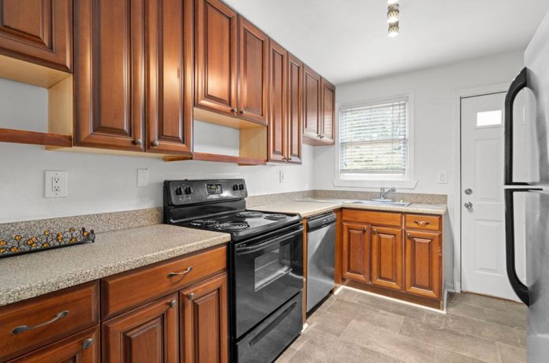 Great location in East Lake Terrace!  1900 Hooper St, Decatur, GA 30032 ‍8-min walk to Glenwood Ave SE @ Hooper St SE bus stop  Quick trip to downtown Decatur & Atlanta (id. 15438)