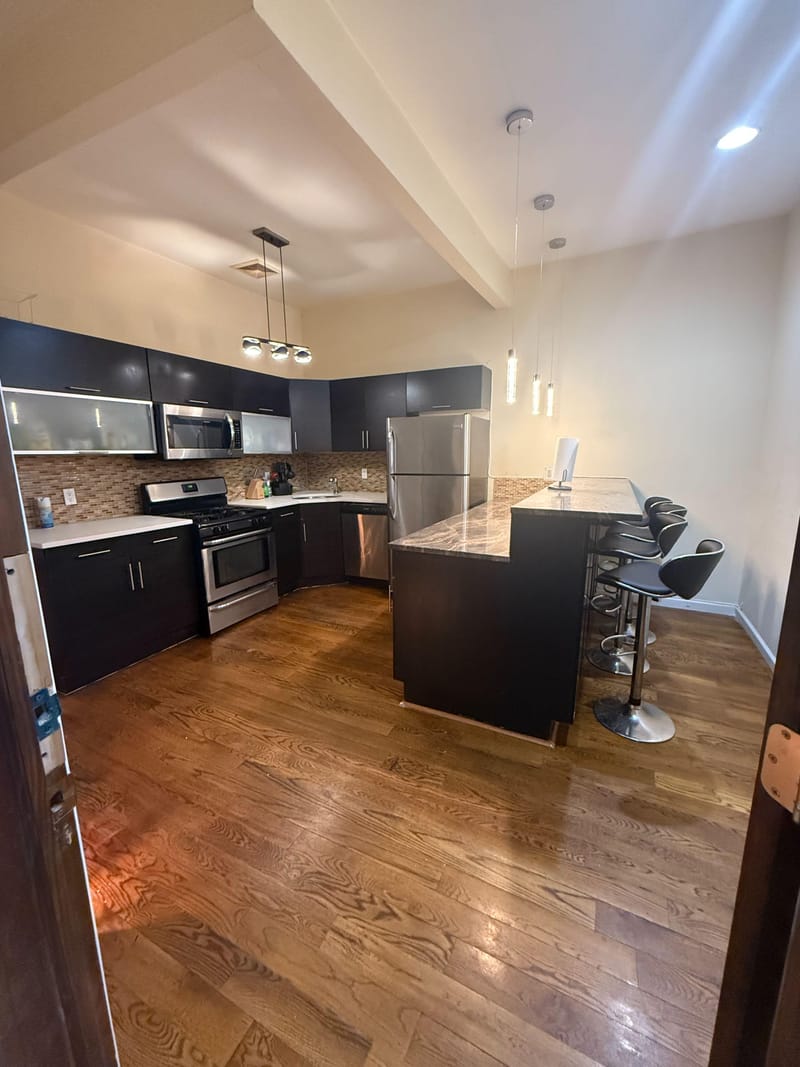 roommates in Undisclosed, Brooklyn, NY 11233 Bedford-Stuyvesant Home, 2-minute walk to subway stop Ralph Av/Fulton St or Utica Av/Fulton St (A/C) (id. 34138) - cirtru.com