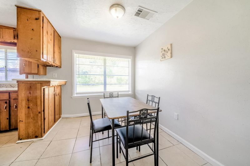 roommates in Undisclosed, Houston, TX 77078 SuperHost, Quick Walk to Transit, Updated Houston Home Near Space Center & Museum District! (id. 853) - cirtru.com