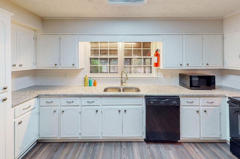 roommates in Undisclosed, Rex, GA 30273 Newly-renovated & spacious Rex Home with Dining area. (id. 5642) - cirtru.com