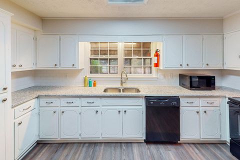 Newly-renovated & spacious Rex Home with Dining area. (id. 5642)