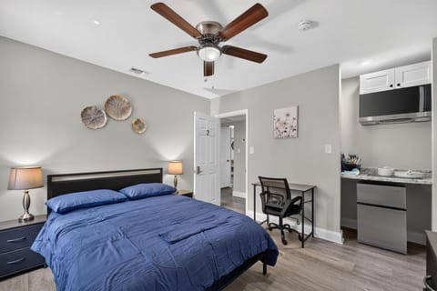PRIVATE Studio apartments!   High-speed Wi-Fi, Smart TVs, and private bathrooms! (id. 43594)