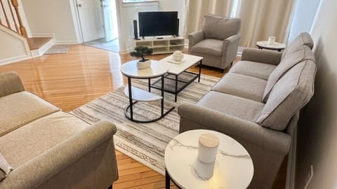 Laniakea Haven Hearth  — A Calm, Modern Home in Dundalk
Newly renovated townhouse · clean, peaceful & move-in (id. 34079)