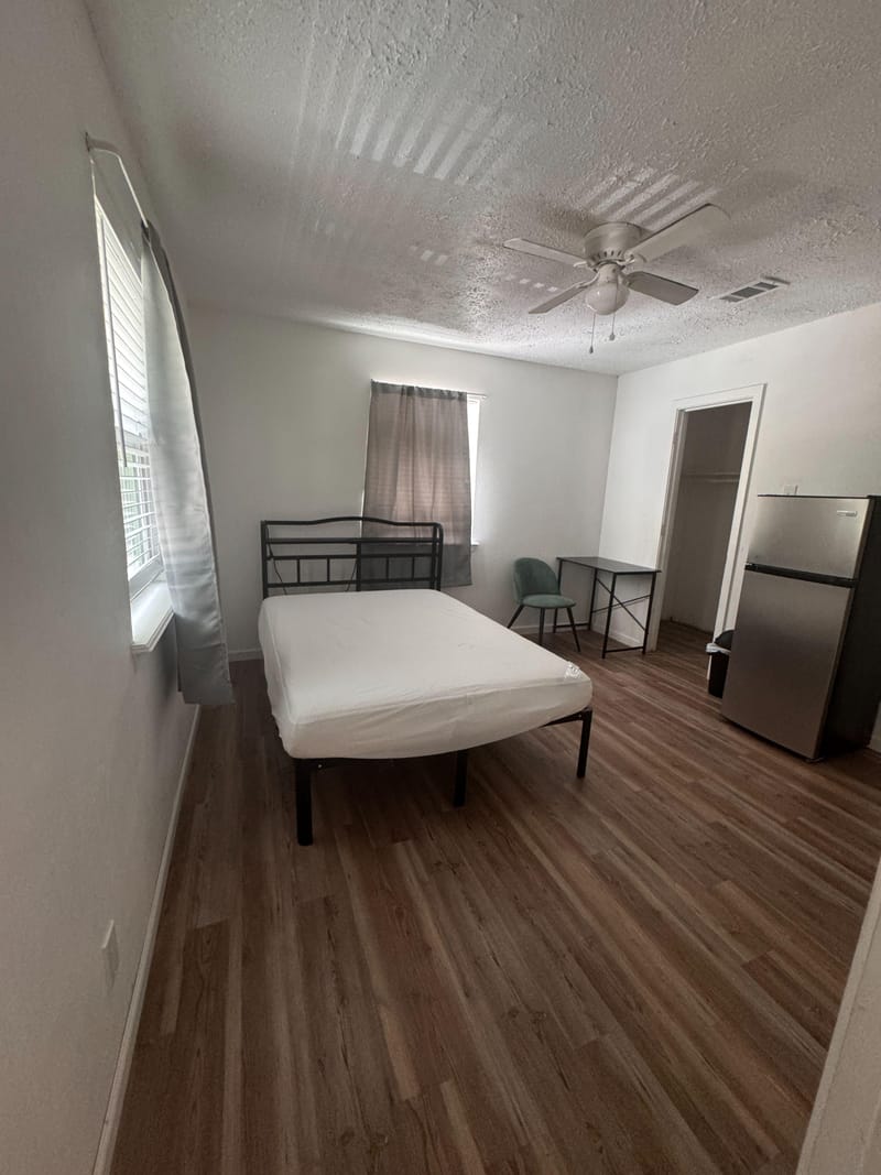 Humble ensuite w/bath and kitchenette/fridge WIFI upstairs-1960/59.IAH 15 mins. Couples/Guest ok. (id. 15918)