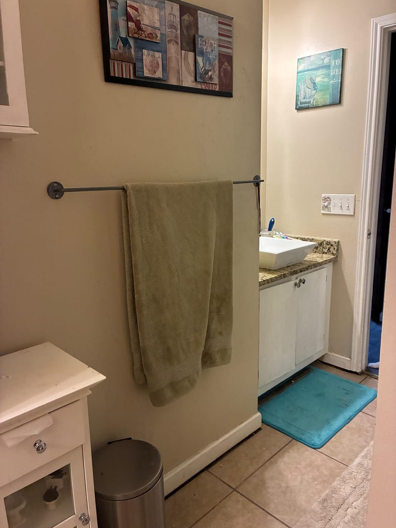 Furnished 2-Room Private Suite with Private Entrance - Northeast/Airport Vicinity (id. 46210)
