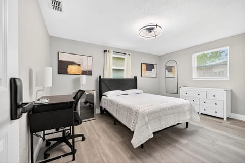 roommates in Undisclosed, Lakeland, FL 33805 PadSplit-Premium: HUGE 4K TVs, Mini Fridge, Workspace, Super Luxe Beds 100% Super Host. (id. 18641) - cirtru.com