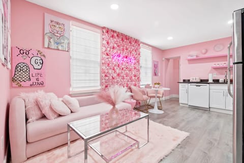 Pink North Philadelphia Rooms (id. 39931)