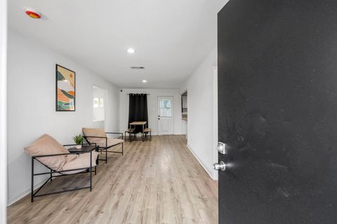 roommates in Undisclosed, Houston, TX 77033 Houston House with Dining area. Homey & comfortable (id. 12641) - cirtru.com