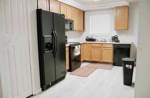 roommates in Undisclosed, Jacksonville, FL 32208 Fully Renovated April 2025  Convenient Location Near Main St  Spacious Rooms with Work Desks  Bus Stop Line 1 within Walking Distance (id. 13266) - cirtru.com