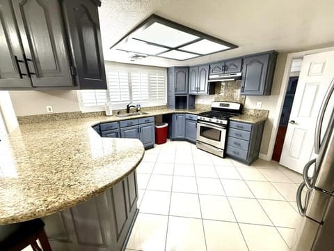 Newly Renovated Vegas Home | Prime Location Near Airport, UNLV, Shopping & Transit. (id. 41233)