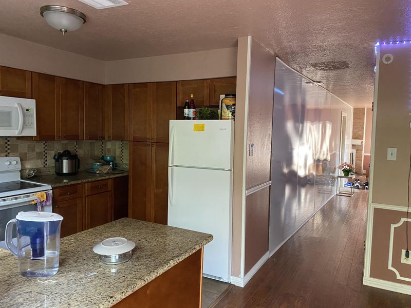 roommates in Undisclosed, Houston, TX 77043 Live in Houston, Close to I-10, a 5 minute walk to transit stop Chatterton Dr @ Sherwood Forest St (id. 13664) - cirtru.com