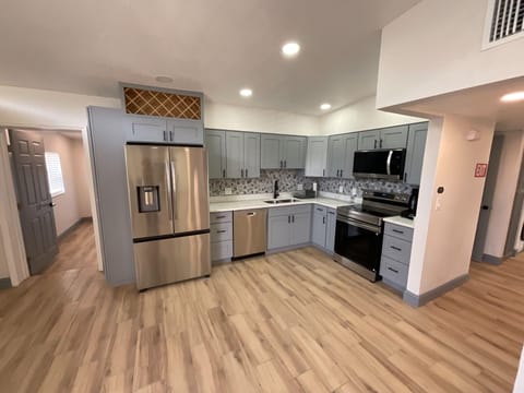 roommates in Undisclosed, Tampa, FL 33610 Peaceful Palm Grove (id. 25117) - cirtru.com
