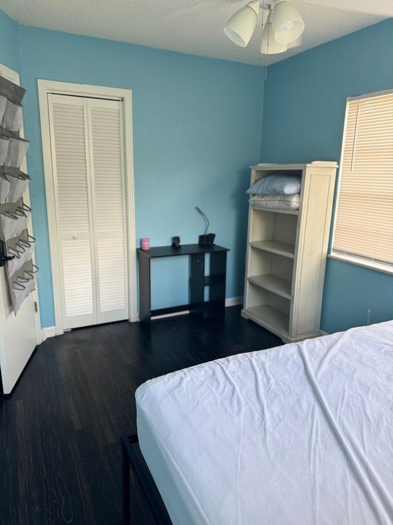 roommates in Undisclosed, Tampa, FL 33604 Common areas including living room and TV with large patio and back yard. Easy highway access (id. 13034) - cirtru.com