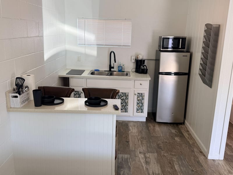 Spacious Studio  for less than $45 a day ! Near Transit Line - Ready to Rent! (id. 46253)