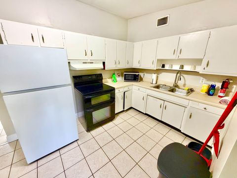 Spacious newly updated North Tampa Home USF & Theme Parks. Excellent Open Floor Plan (id. 26825)