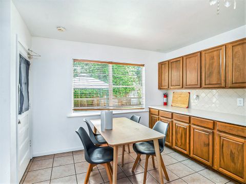 roommates in Undisclosed, Tampa, FL 33610 Only 4 Bedrooms in this Spacious House  Safe Neighborhood   Fast & Free Wifi    2 Mins drive to Walmart &  Hillsborough Av (id. 8217) - cirtru.com