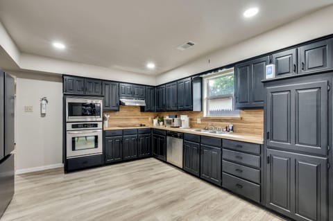 roommates in Undisclosed, Arlington, TX 76012 Newly-renovated in prime Arlington location  Queen Beds + smart TVs + all bills & fast fiber WiFi included. (id. 8832) - cirtru.com