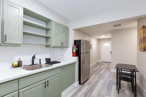 roommates in Undisclosed, Las Vegas, NV 89101 Live in Downtown Las Vegas. Close to everything. Recently remodeled house! (id. 15435) - cirtru.com